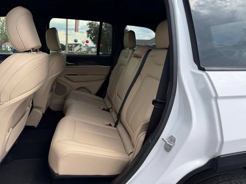 Used 2023 Jeep Grand Cherokee Limited w/ Black Appearance Package AWD/4WD image 14