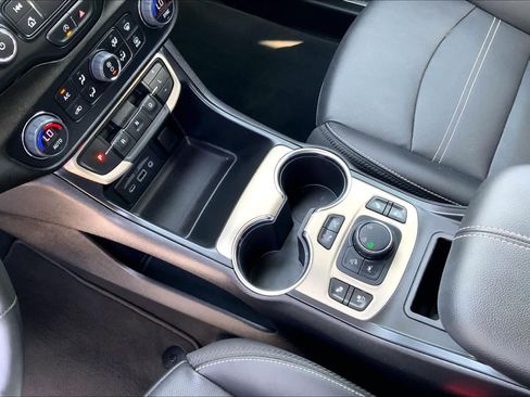 Used 2024 GMC Terrain Denali w/ Denali Premium Package AWD/4WD image 15