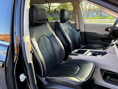 Used 2024 Chrysler Pacifica Limited image 7