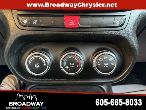 Used 2016 Jeep Renegade Latitude w/ Cold Weather Group image 19