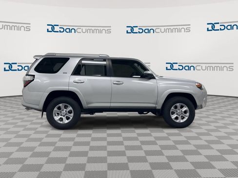 Used 2017 Toyota 4Runner SR5 AWD/4WD image 9