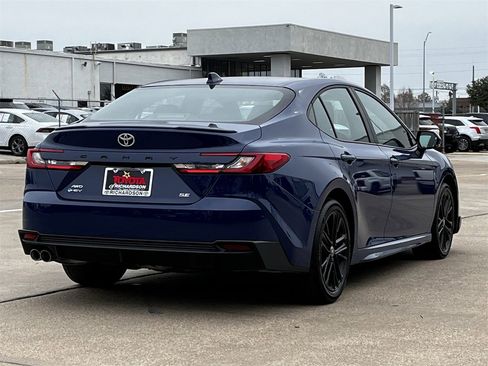 Used 2025 Toyota Camry SE image 4
