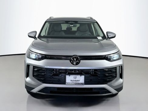 Certified 2025 Volkswagen Tiguan SE image 2