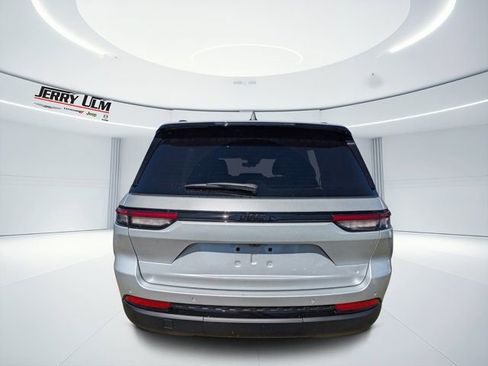 New 2025 Jeep Grand Cherokee Altitude RWD image 4