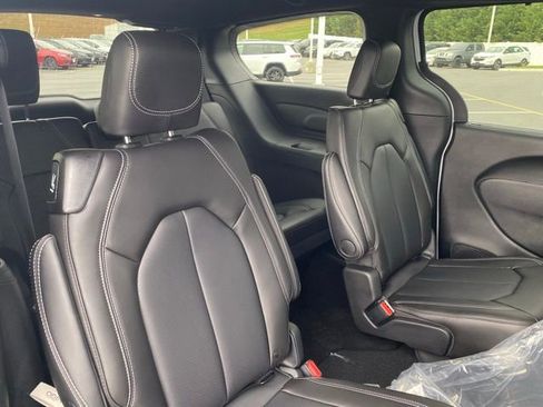 New 2026 Chrysler Pacifica Select image 32