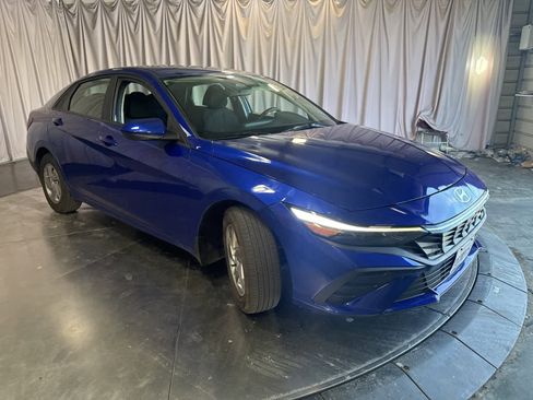 Used 2025 Hyundai Elantra SE image 3