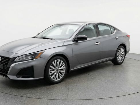 Used 2025 Nissan Altima 2.5 SV image 3