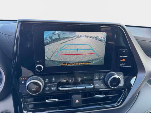 Used 2023 Toyota Highlander XLE image 25