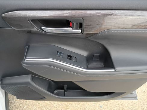 Used 2021 Toyota Highlander XLE image 17