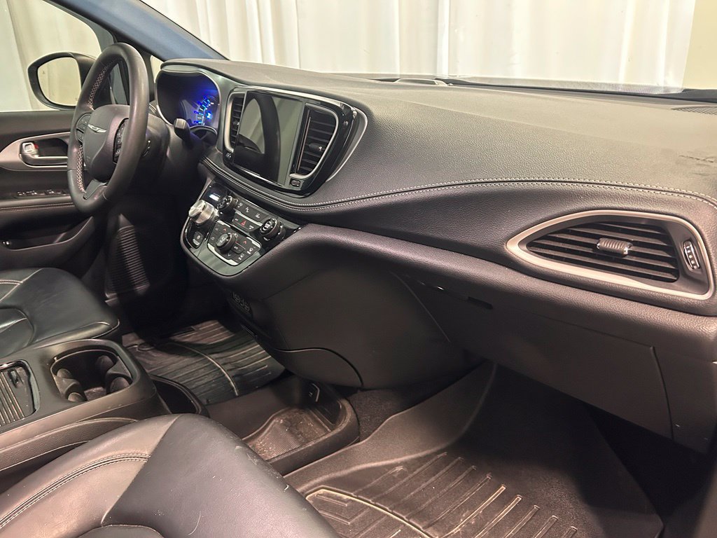Used 2023 Chrysler Pacifica Touring-L w/ Uconnect Theater Family Group FWD image 25