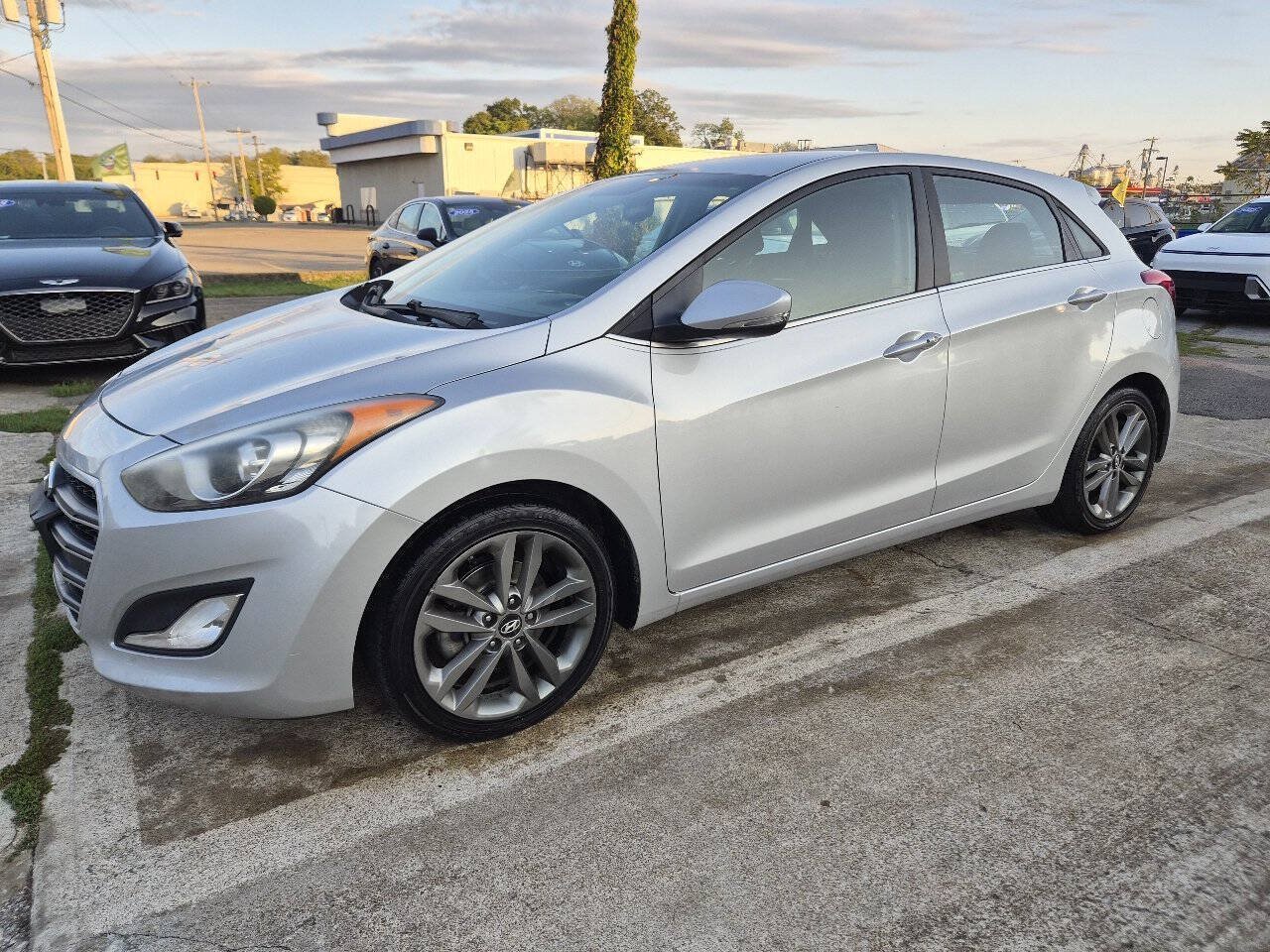 Used 2016 Hyundai Elantra GT w/ Option Group 02 FWD image 3