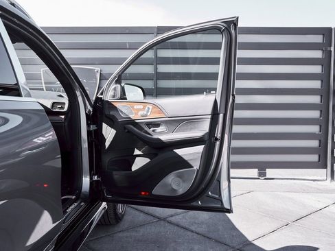 Used 2025 Mercedes-Benz Maybach GLS 600 4MATIC image 24