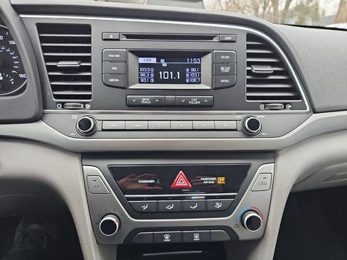 Used 2017 Hyundai Elantra SE image 15