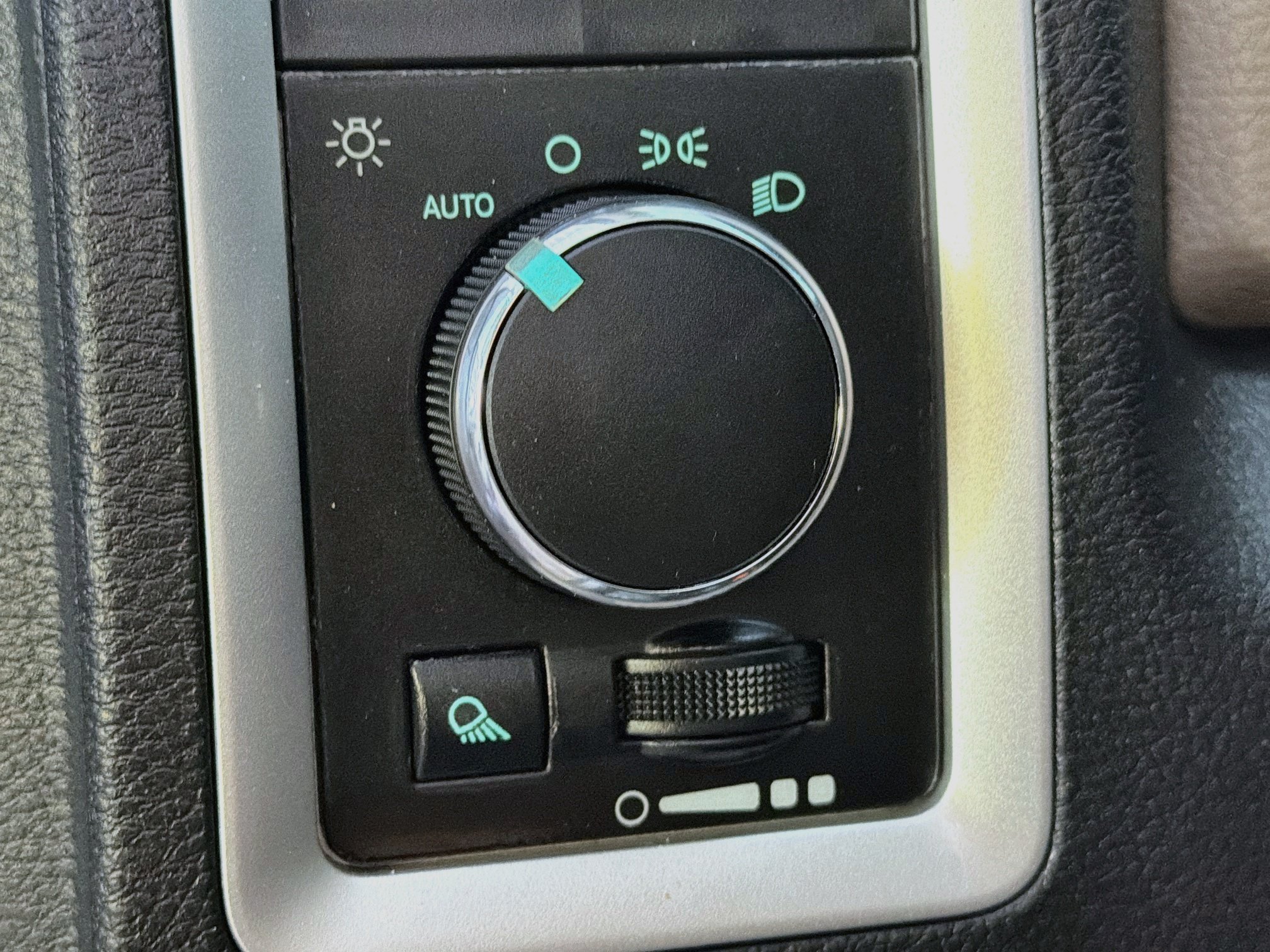 Used 2012 RAM 1500 Classic SLT AWD/4WD image 16