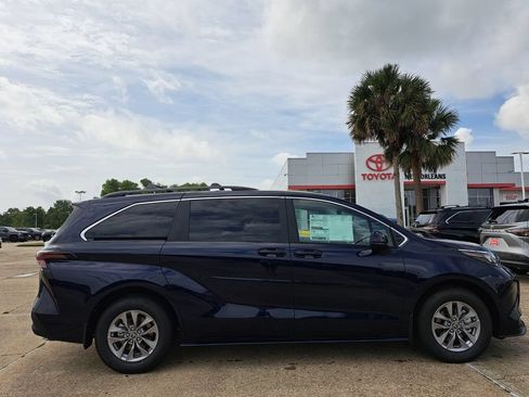 New 2026 Toyota Sienna LE FWD image 3