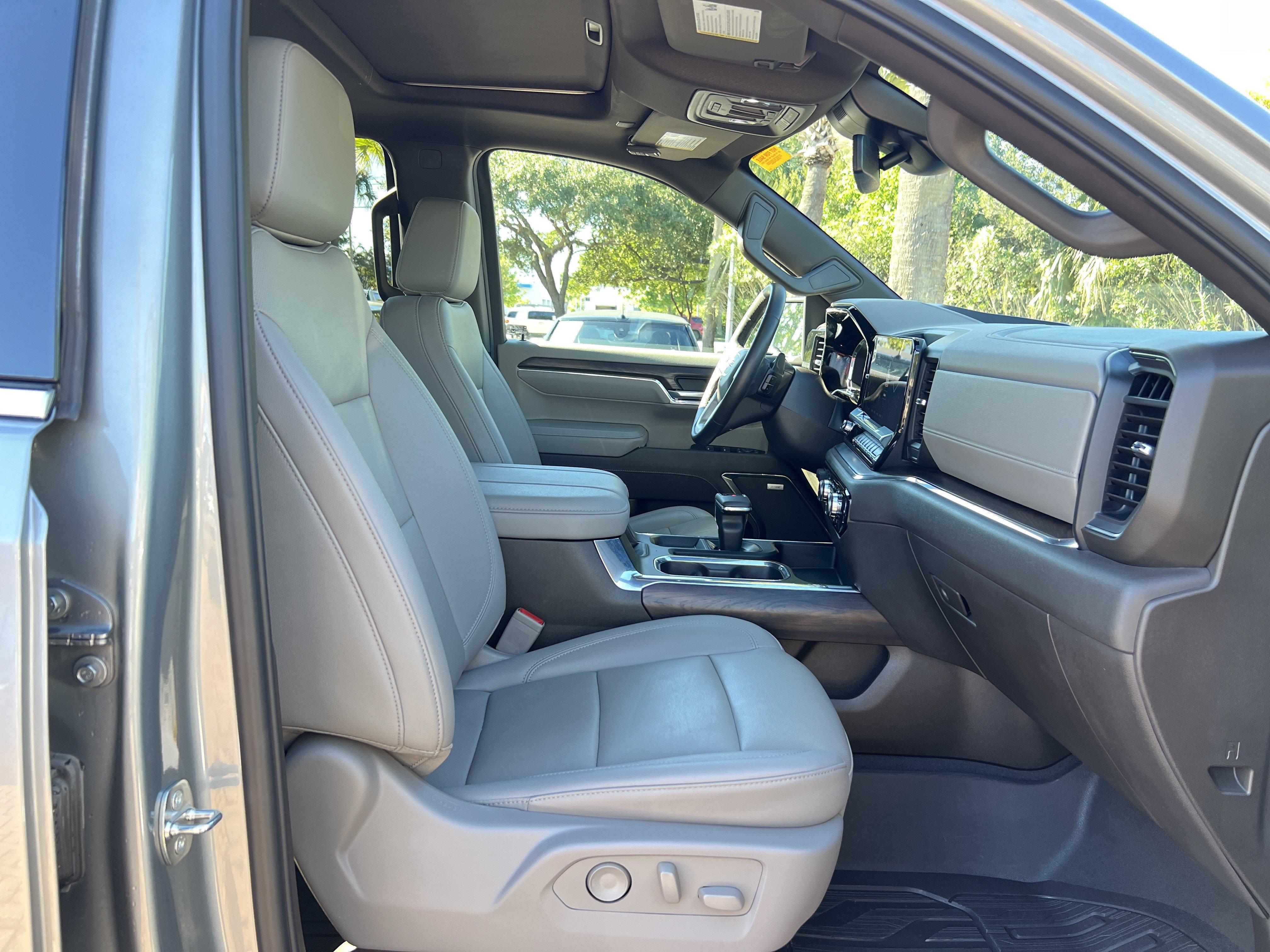 Used 2024 GMC Sierra 1500 SLT w/ SLT Premium Plus Package AWD/4WD image 33