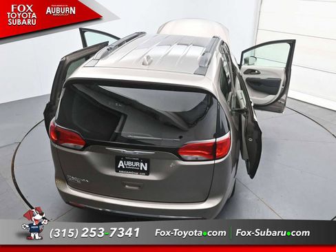 Used 2017 Chrysler Pacifica Touring-L FWD image 35