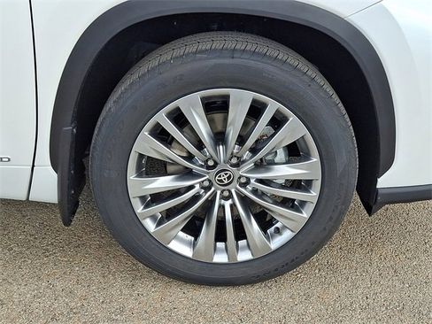New 2026 Toyota Highlander Platinum image 8