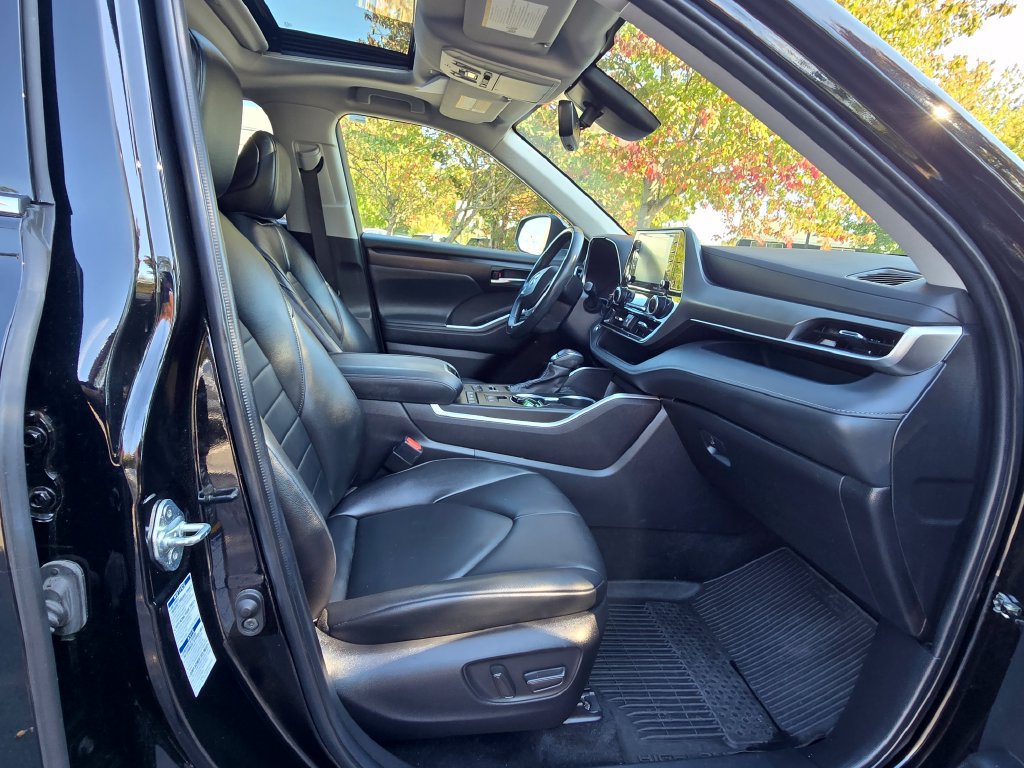 Used 2022 Toyota Highlander XLE AWD/4WD image 11