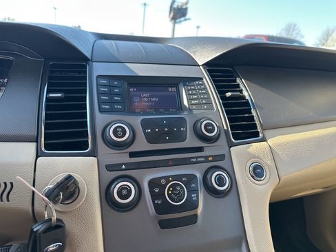 Used 2015 Ford Taurus SE image 7