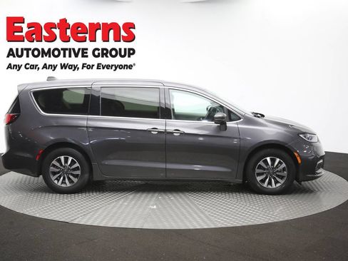 Used 2022 Chrysler Pacifica Touring-L w/ Uconnect Theater Family Group FWD image 46