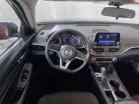 Used 2025 Nissan Altima 2.5 SV FWD image 21