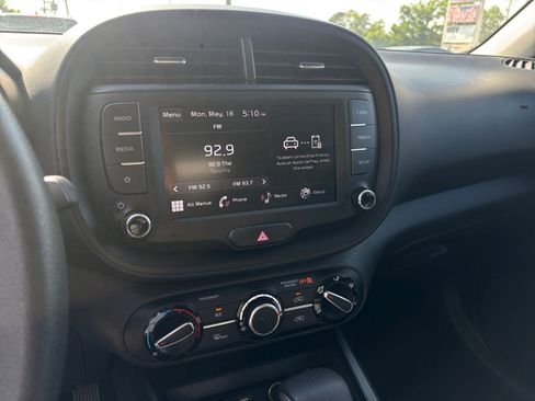 Used 2025 Kia Soul LX w/ LX Technology Package FWD image 20