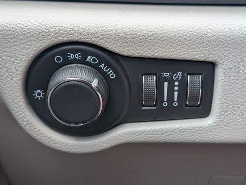 Used 2023 Chrysler Voyager LX FWD image 9