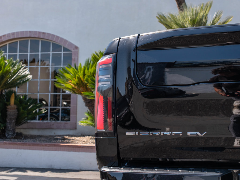 Used 2025 GMC Sierra EV Denali AWD/4WD image 13