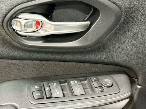 Used 2017 Jeep Cherokee Sport image 17