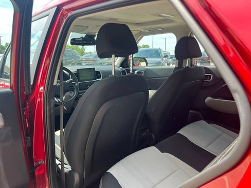 Certified 2025 Hyundai Venue SEL FWD image 15