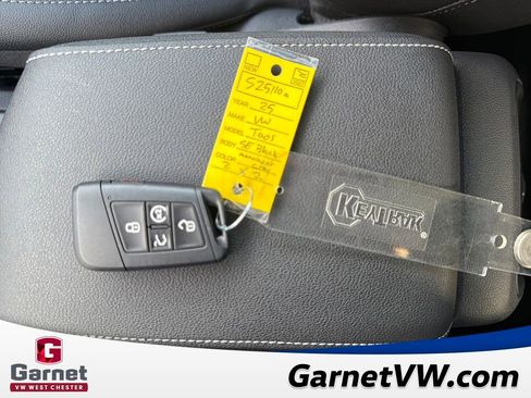 Certified 2025 Volkswagen Taos SE image 29