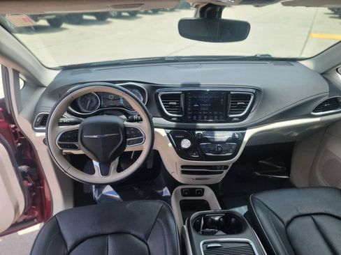 Used 2020 Chrysler Pacifica Limited FWD image 17