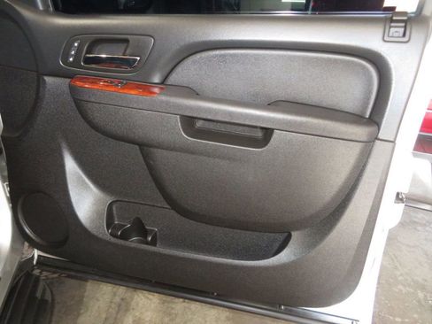 Used 2013 Chevrolet Avalanche LTZ image 32