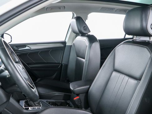 Used 2023 Volkswagen Tiguan SE w/ Panoramic Sunroof Package FWD image 24