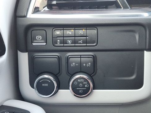 Used 2025 Chevrolet Suburban Premier RWD image 21