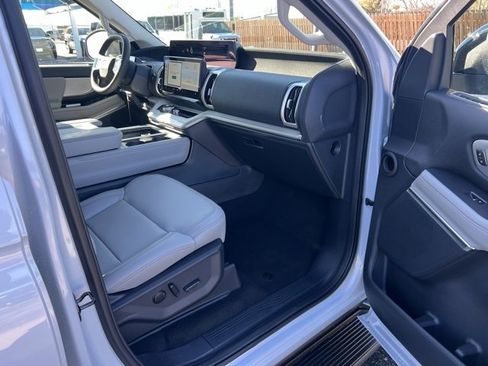 New 2025 Ford Expedition Active image 23