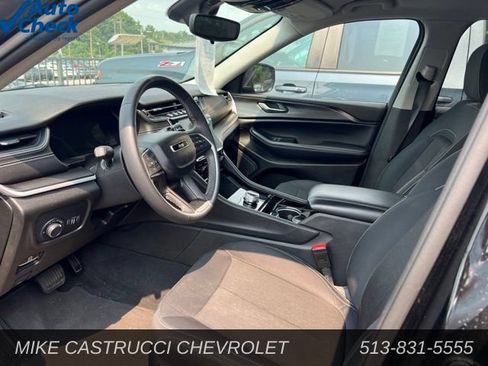 Used 2023 Jeep Grand Cherokee Laredo AWD/4WD image 6