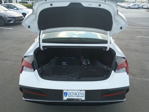 Certified 2024 Hyundai Elantra SEL w/ Convenience Package image 17