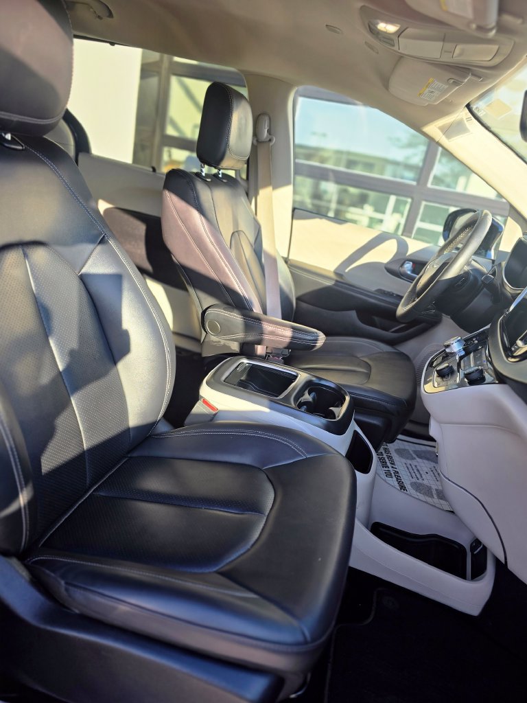 Used 2024 Chrysler Pacifica Touring-L FWD image 11