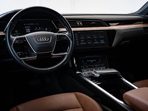 Used 2022 Audi e-tron Premium w/ Convenience Plus Package image 4
