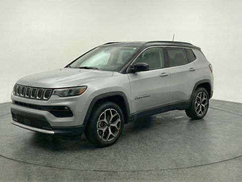 Used 2025 Jeep Compass Limited AWD/4WD image 3