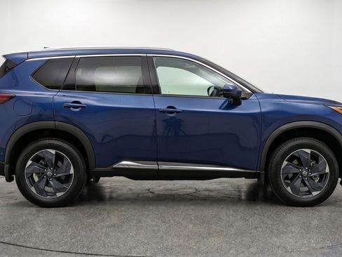 Used 2025 Nissan Rogue SV AWD/4WD image 11