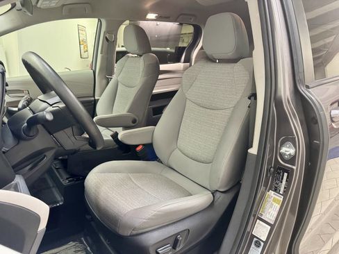 Used 2022 Toyota Sienna LE image 19