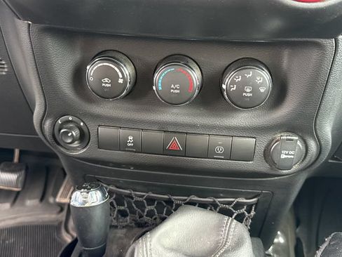 Used 2017 Jeep Wrangler Unlimited Rubicon AWD/4WD image 24