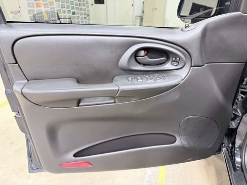Used 2008 Chevrolet TrailBlazer SS w/ Sun And 6-Disc Cd Package RWD image 28