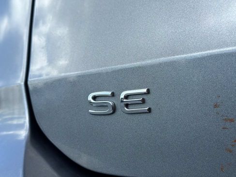 Used 2025 Volkswagen Taos SE AWD/4WD image 17