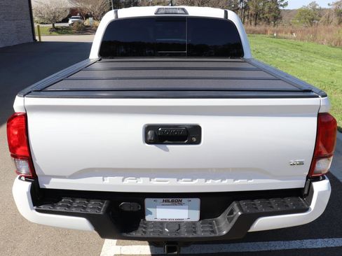 Used 2018 Toyota Tacoma TRD Sport image 12