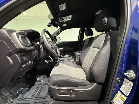 Used 2022 Toyota Tacoma TRD Off-Road w/ Technology Package image 12