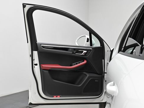 Used 2023 Porsche Macan image 18